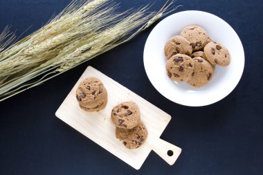 Chocolate Chip Cookies Doğrama ahşap ve beyaz plaka üzerinde