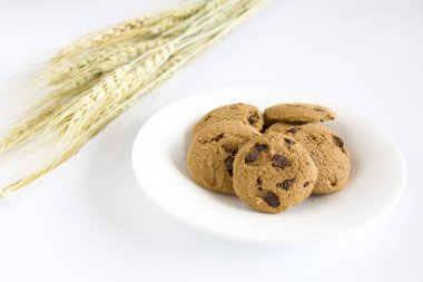 çikolatalı kurabiye beyaz plaka üzerinde