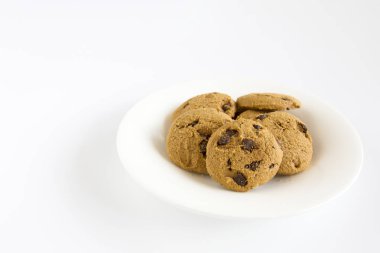 çikolatalı kurabiye beyaz plaka üzerinde