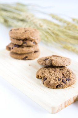 Odun kesmenin üzerinde Chocolate Chip Cookies