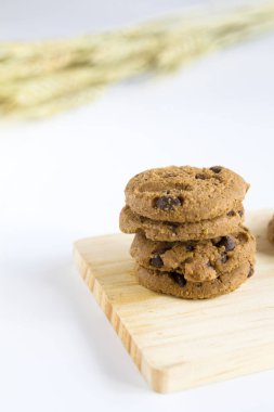 Odun kesmenin üzerinde Chocolate Chip Cookies