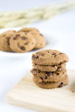 Chocolate Chip Cookies Doğrama ahşap ve beyaz plaka üzerinde