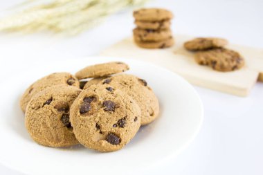 Chocolate Chip Cookies Doğrama ahşap ve beyaz plaka üzerinde