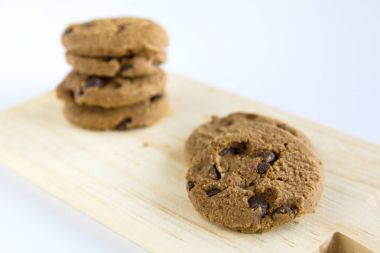 Odun kesmenin üzerinde Chocolate Chip Cookies