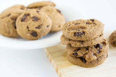 Chocolate Chip Cookies Doğrama ahşap ve beyaz plaka üzerinde