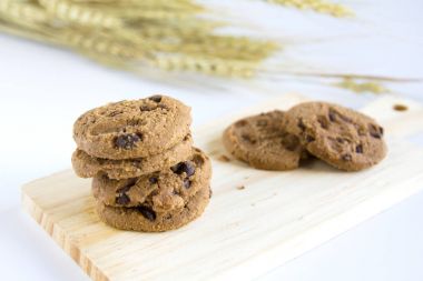 Odun kesmenin üzerinde Chocolate Chip Cookies