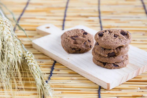 Odun kesmenin üzerinde Chocolate Chip Cookies