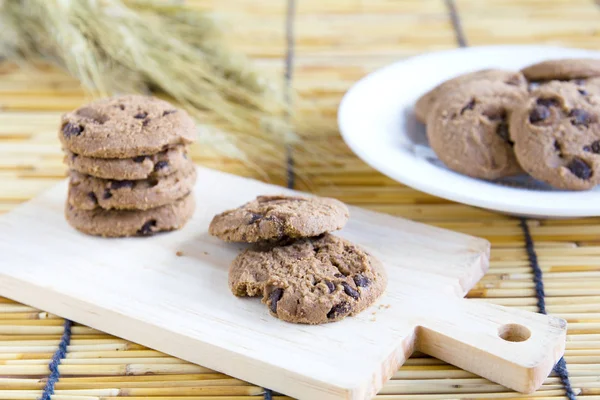 Chocolate Chip Cookies Doğrama ahşap ve beyaz plaka üzerinde