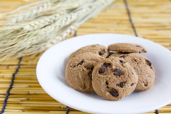 çikolatalı kurabiye beyaz plaka üzerinde