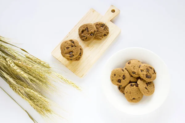 Chocolate Chip Cookies Doğrama ahşap ve beyaz plaka üzerinde