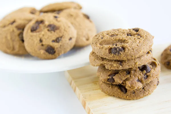Chocolate Chip Cookies Doğrama ahşap ve beyaz plaka üzerinde