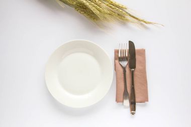 Gümüş çatal ve bıçak ile beyaz bir tabak