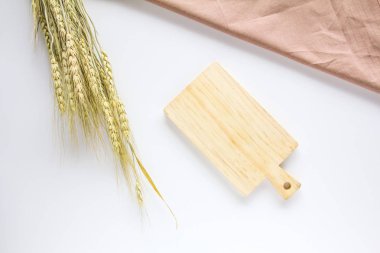 beyaz zemin üzerine Ahşap doğrama tahtası