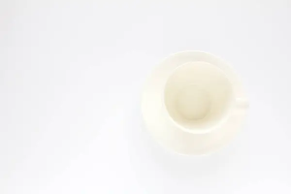 Taza blanca vacía sobre fondo blanco — Foto de Stock