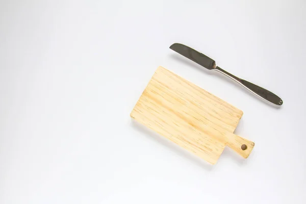 Дерев'яна дошка для рубок і ніж на білому тлі — стокове фото