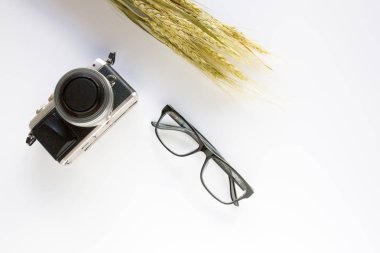 Kamera ve beyaz arka plan üzerinde gözlük.