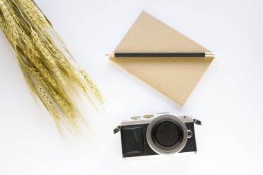 Defter, kalem ve beyaz arka plan üzerinde kamera.