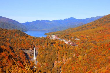 Kegon falls ve Chuzenji Gölü Sonbahar sezonu Akechidaira üzerinden 