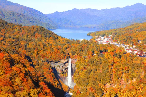 Kegon falls ve Chuzenji Gölü Sonbahar sezonu Akechidaira üzerinden 