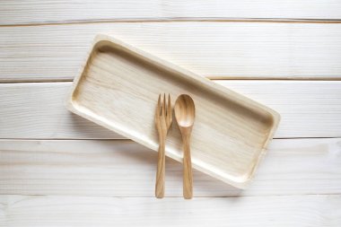 Ahşap arka planda ahşap mutfak aletleri