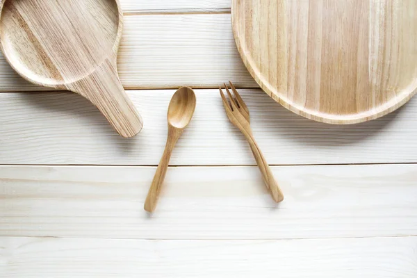 Utensílios de cozinha de madeira sobre fundo de madeira — Fotografia de Stock