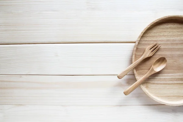 Дерев'яне кухонне начиння на дерев'яному фоні — стокове фото