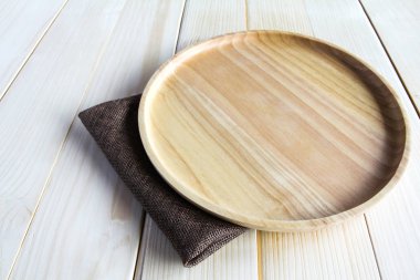 Ahşap zemin üzerinde ahşap plaka