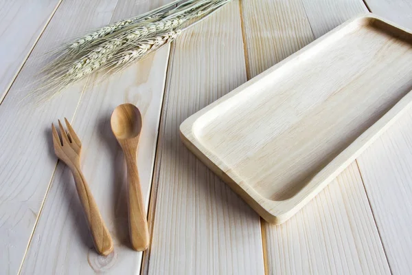 Utensílios de cozinha de madeira sobre fundo de madeira — Fotografia de Stock