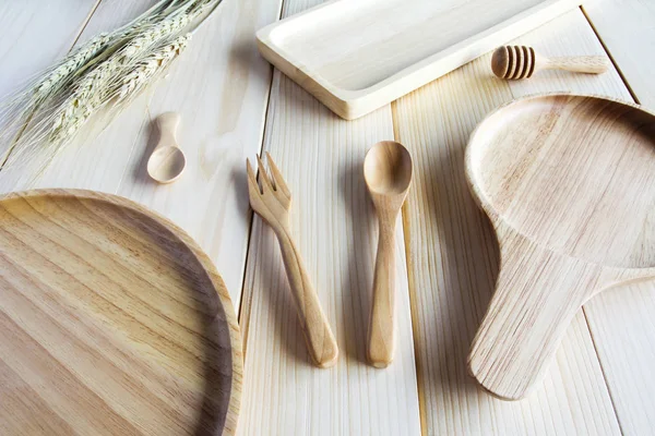 Drewniane naczynia kuchenne na drewnianym tle — Zdjęcie stockowe