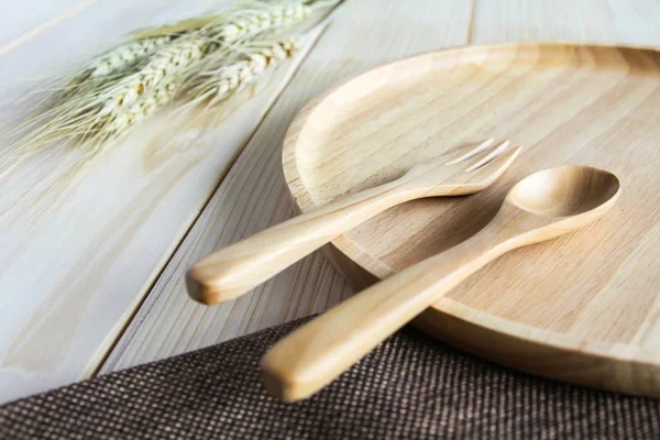 Utensílios de cozinha de madeira sobre fundo de madeira — Fotografia de Stock