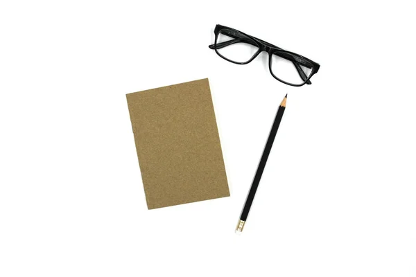 Carnet, stylo et lunettes isolés sur fond blanc . — Photo