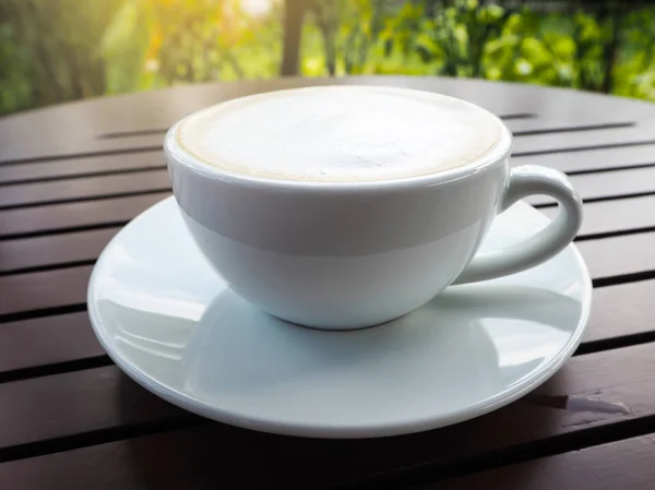 Taza de café caliente en mesa de madera . — Foto de Stock