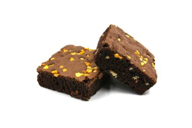 Çikolatalı kek beyaz arka planda izole edilmiş.