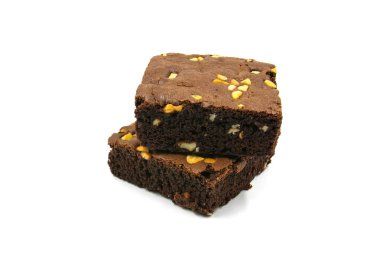 Çikolatalı kek beyaz arka planda izole edilmiş.