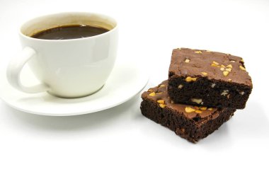 Çikolatalı kek ve üzerinde beyaz backgro izole sıcak siyah kahve