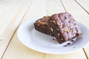 Tahta arka planda çikolatalı kek.