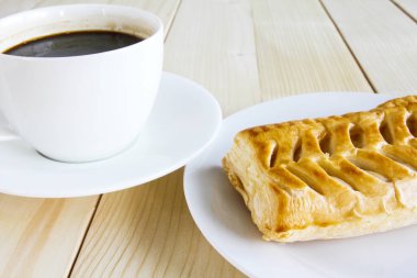 Ahşap arka plan üzerinde Mısır pasta ve kahve Kupası.