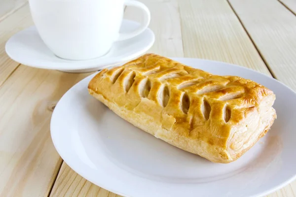 Corn pie och kaffe cup på trä bakgrund. — Stockfoto