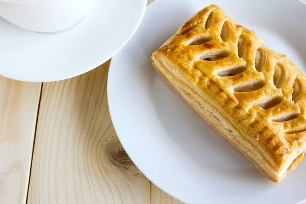 Corn pie och kaffe cup på trä bakgrund. — Stockfoto