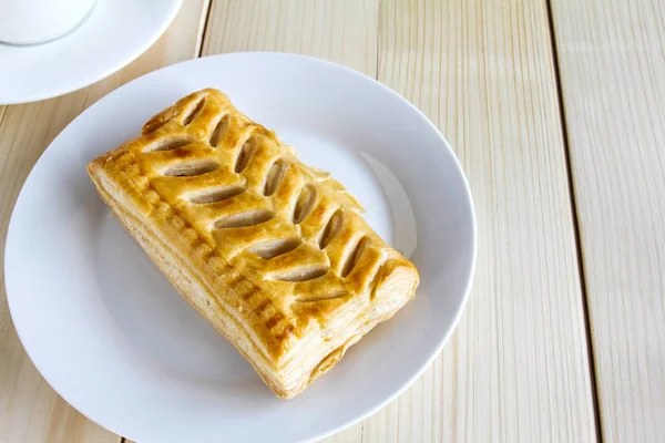 木製の背景にトウモロコシのパイとコーヒー カップ. — ストック写真
