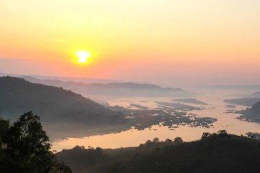 Dağları sis ve gündoğumu Phu Huay Isan içinde Nong Khai görünümünden