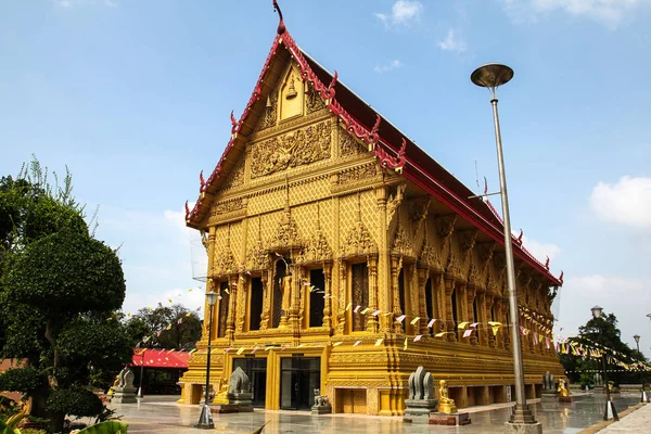 Den gyllengula Ubosot vid Wat Phra Si en, Ratchaburi, Thailand. — Stockfoto