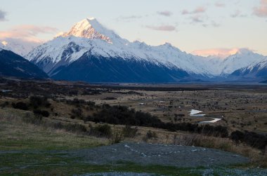 Kar, Yeni Zelanda 'nın Güney Adası' nda gün batımında, Aşçı Dağı 'nı yüreğiyle kapladı.