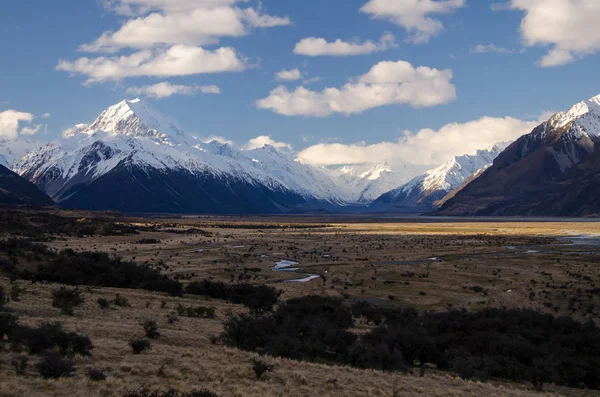 Χιόνι κάλυψε Mount Cook με μπλε ουρανό και λευκά σύννεφα, South Island, Νέα Ζηλανδία — Φωτογραφία Αρχείου