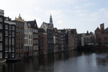 Amsterdam, Hollanda, 6 Şubat 2020 Amsterdam, Rokin 'deki Row otantik kanal evleri