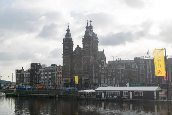 2020年2月 荷兰阿姆斯特丹市中心的教堂名为 Basiliek Van Heilige Nicolaas — 图库照片