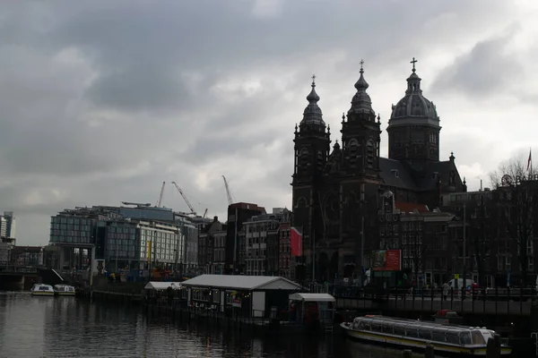 2020年2月 荷兰阿姆斯特丹市中心的教堂名为 Basiliek Van Heilige Nicolaas — 图库照片