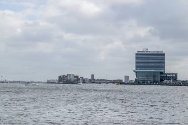 AMSTERDAM, NETHERLANDS - Şubat 2020: Hollanda 'nın Kuzey Hollanda bölgesindeki Amsterdam şehrindeki IJ nehri