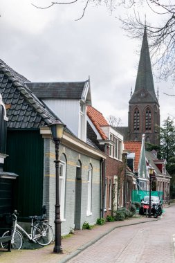 AMSTERDAM, NETHERLANDS - Şubat 2020: Amsterdam Noord, Hollanda 'daki Nieuwendammerdijk' teki eski antika evler