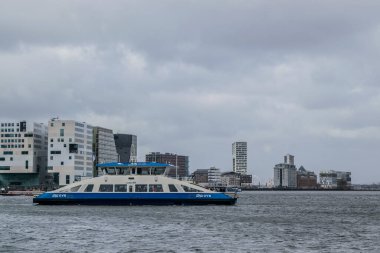 Amsterdam, Hollanda, 19 Şubat 2020 Amsterdam feribotu Hollanda 'nın Amsterdam şehrinde IJ' de nehirde yol alıyor.